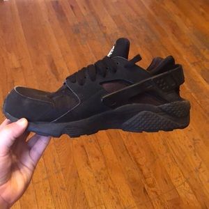 Black Nike huarache sneakers